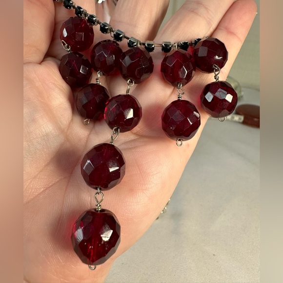 Funky older red drippy bead and black rhinestone necklace - Picture 6 of 7